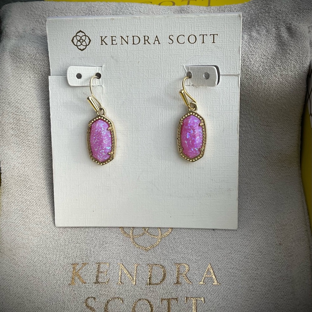 NWT & RARE, Kendra Scott Lee Earrings/Bubblegum Pink Kyocera Opals in Gold